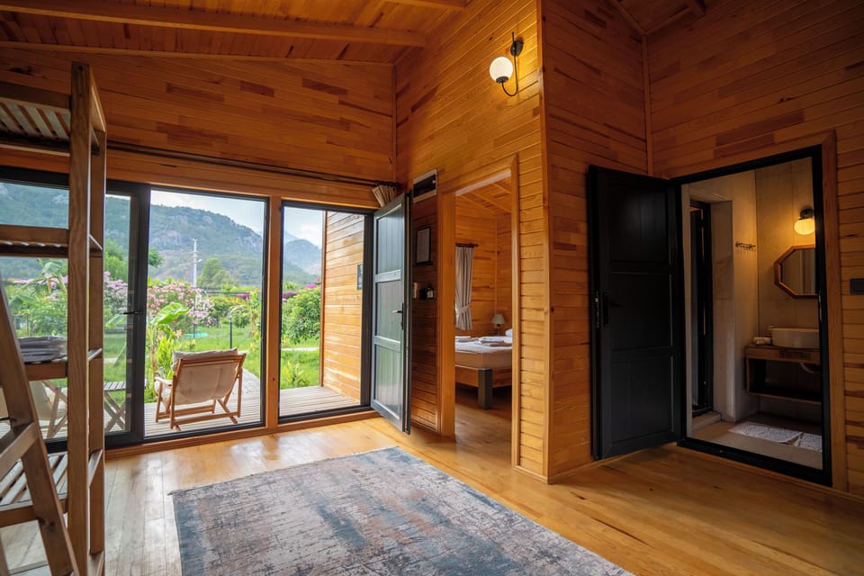 Deluxe Suite | Minibar, desk, soundproofing, free WiFi