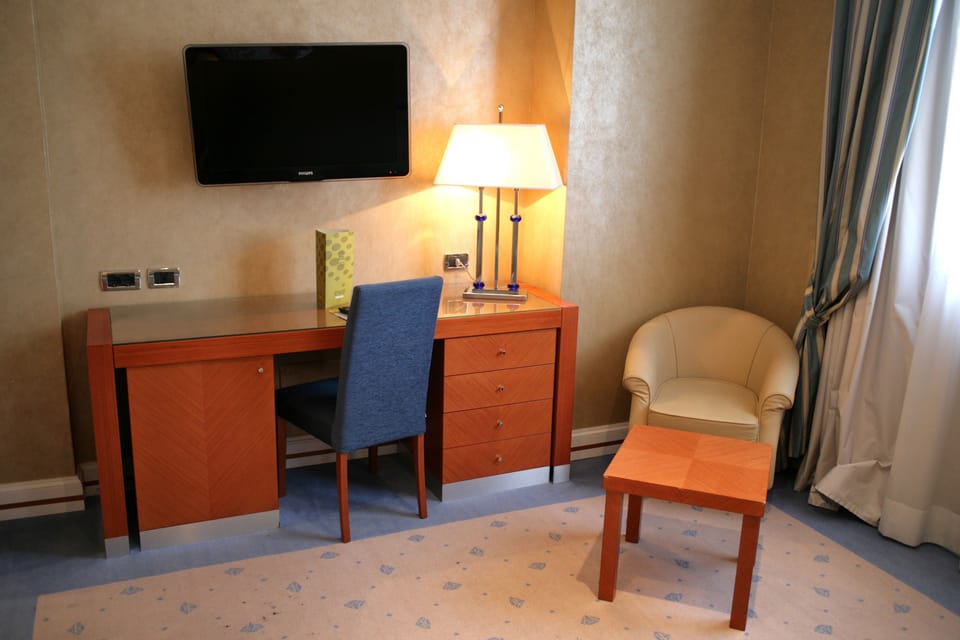 Hypo-allergenic bedding, minibar, in-room safe, desk