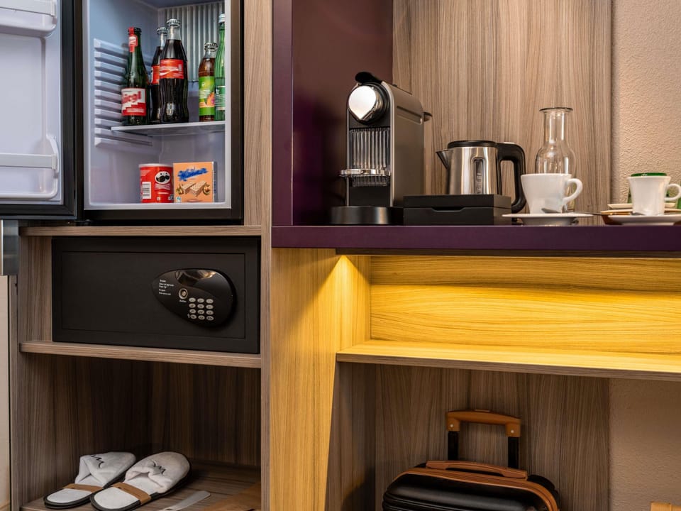 Hypo-allergenic bedding, in-room safe, desk, laptop workspace