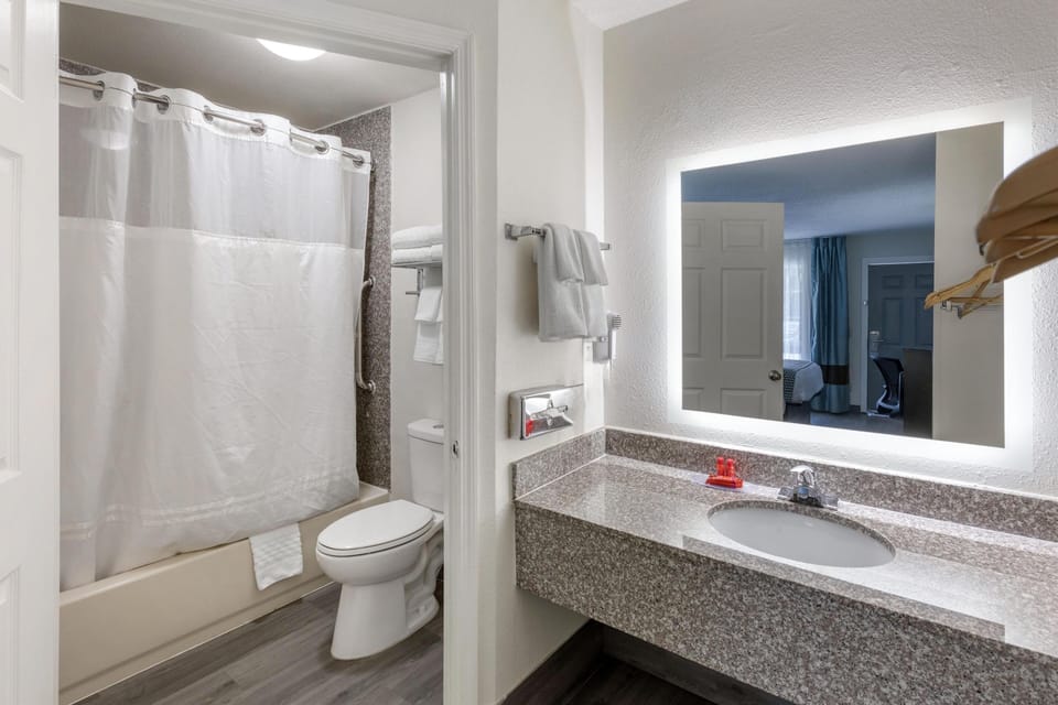 Combined shower/tub, hair dryer, towels