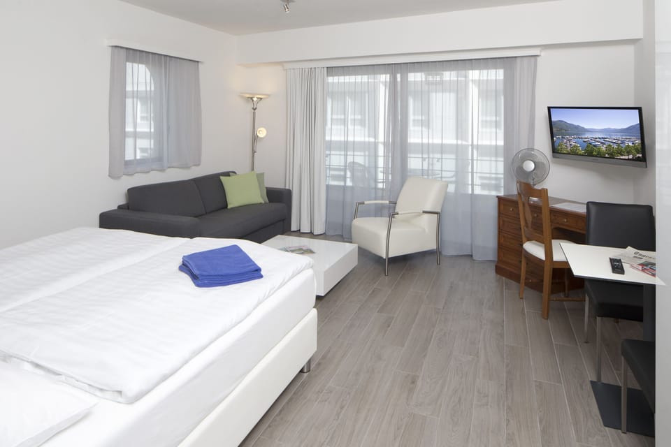 Superior Double or Twin Room, Kitchenette | Hypo-allergenic bedding available, in-room safe, desk, WiFi (free)