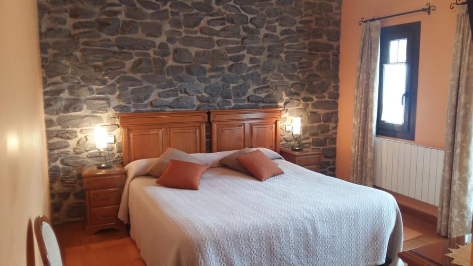 Premium bedding, desk, free cribs/infant beds, free WiFi