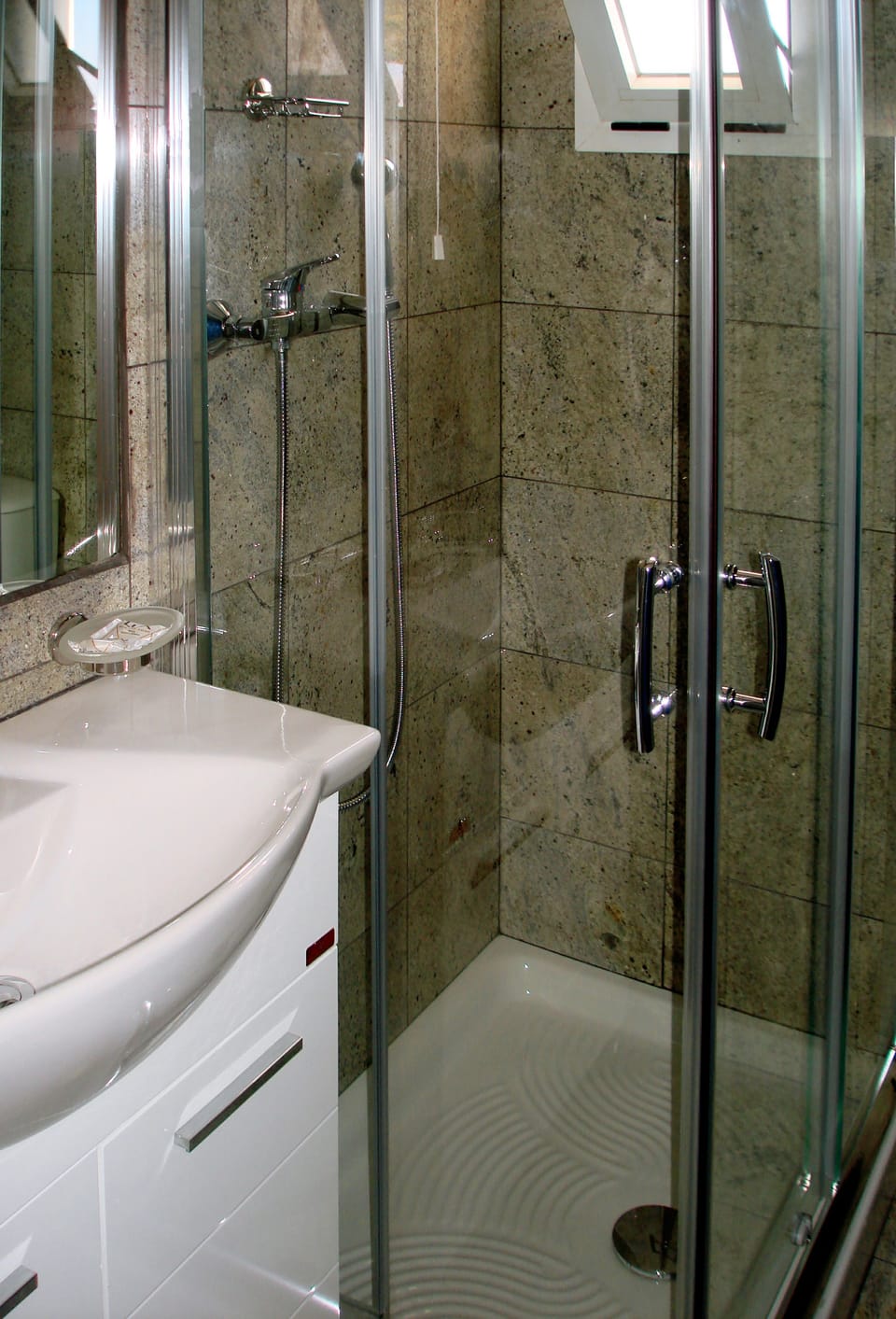 Standard Room | Bathroom | Shower, hair dryer, towels