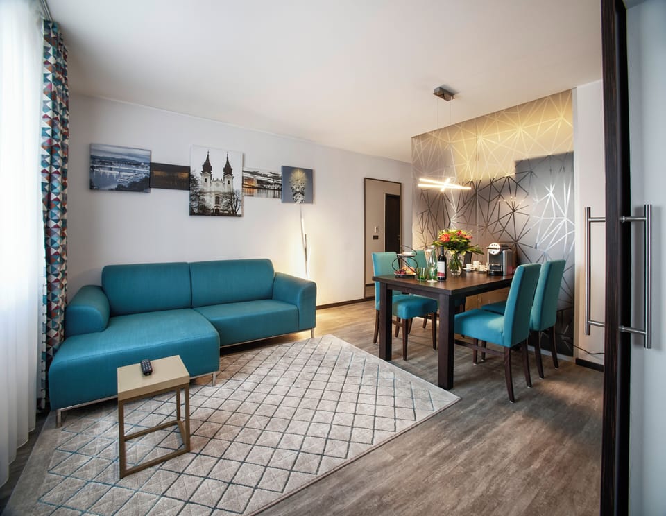 Suite | Living area | 26-inch flat-screen TV with satellite channels, TV