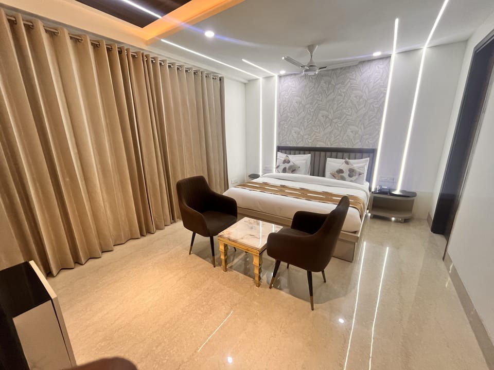 Suite | Individually furnished, desk, laptop workspace, blackout drapes