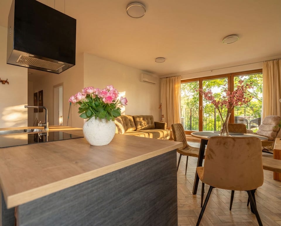 Premier Apartment | Premium bedding, iron/ironing board, WiFi (free), individually decorated