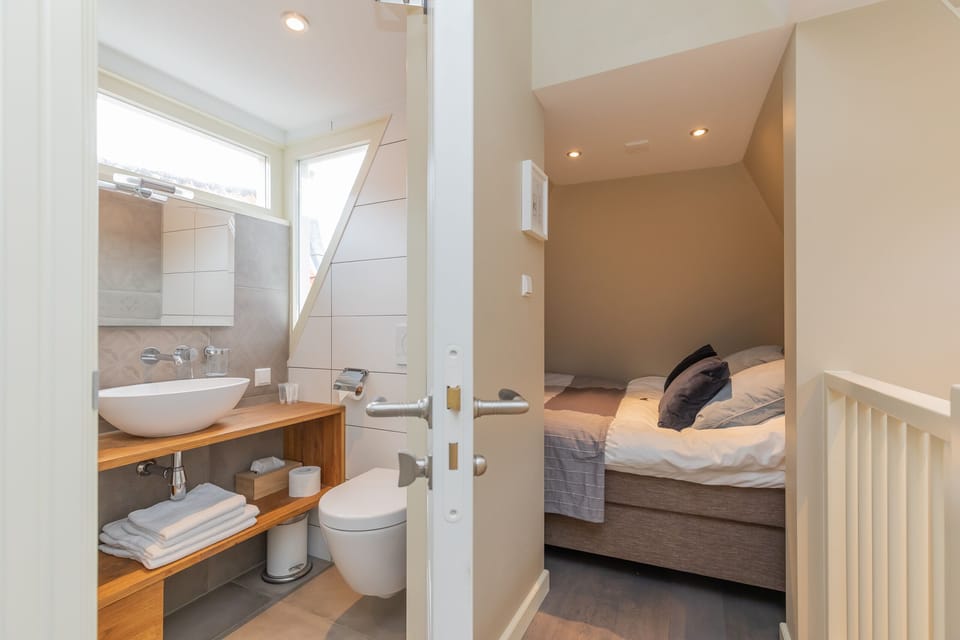 Superior Double Room | Bathroom | Shower, rainfall showerhead, free toiletries, towels
