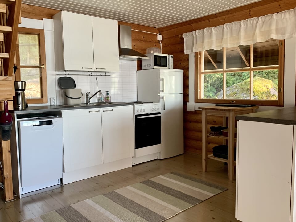 Full-size fridge, microwave, oven, stovetop