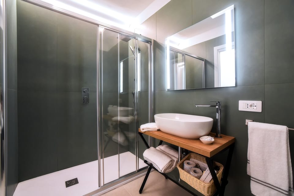 Camera Deluxe Design Vista Mare | Premium bedding, minibar, desk, laptop workspace