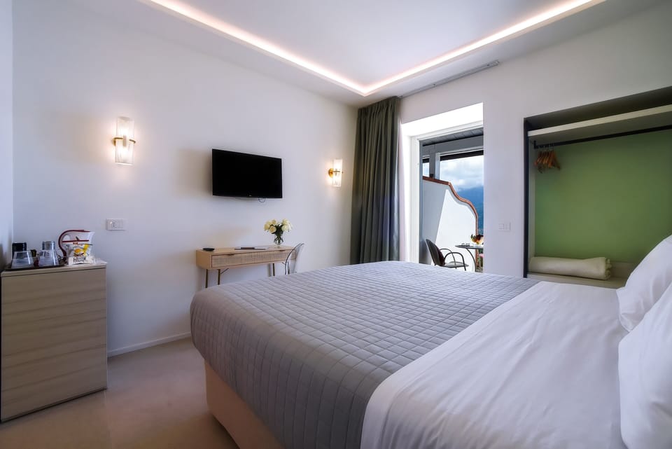 Camera Deluxe Design Vista Mare | Premium bedding, minibar, desk, laptop workspace