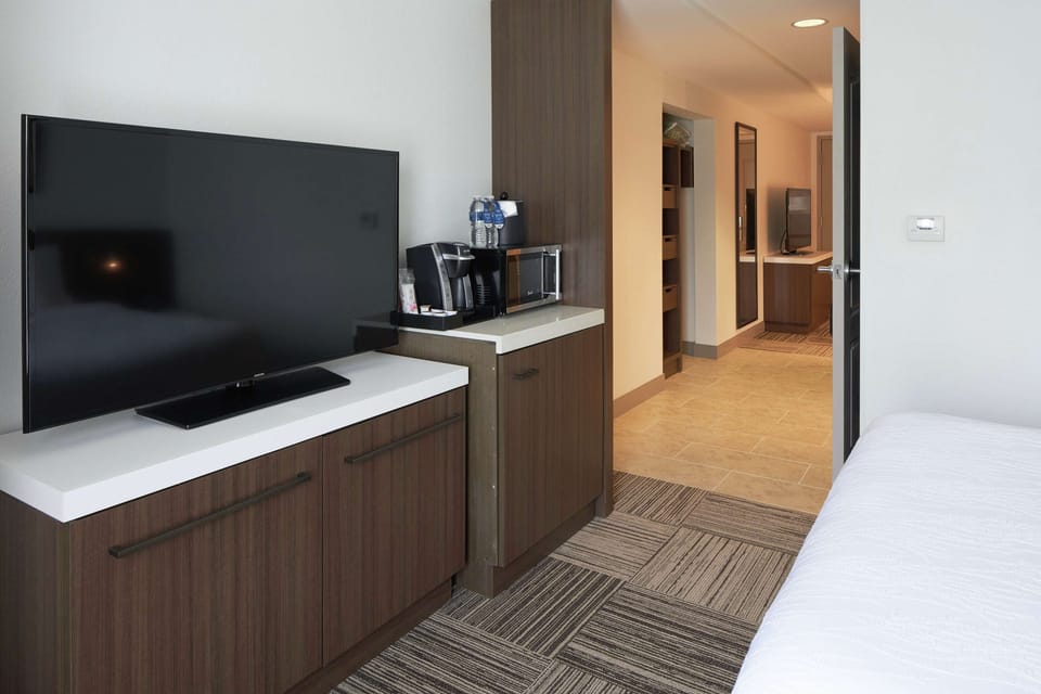 Junior Suite, 1 Queen Bed, Accessible, Bathtub (Hearing) | Premium bedding, down comforters, desk, laptop workspace