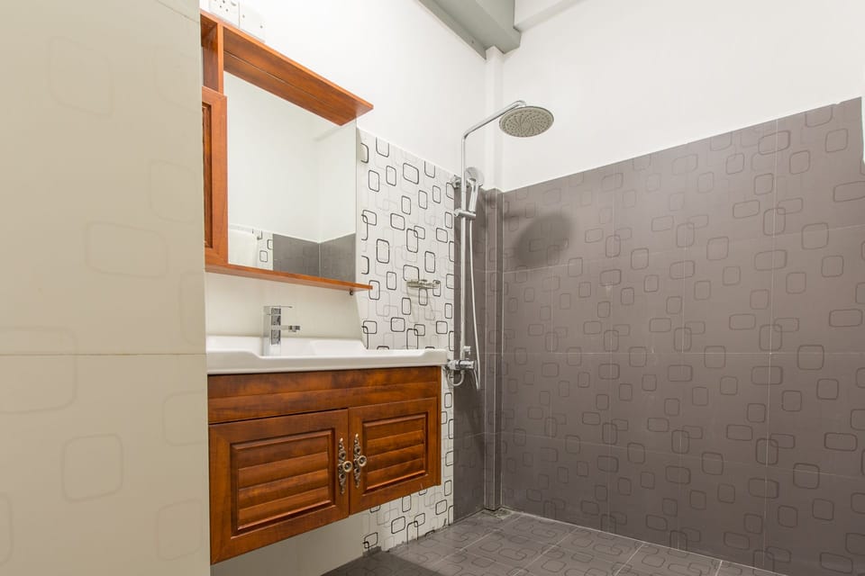 Superior Double or Twin Room, 1 Double or 2 Twin Beds, Executive Level | Bathroom shower