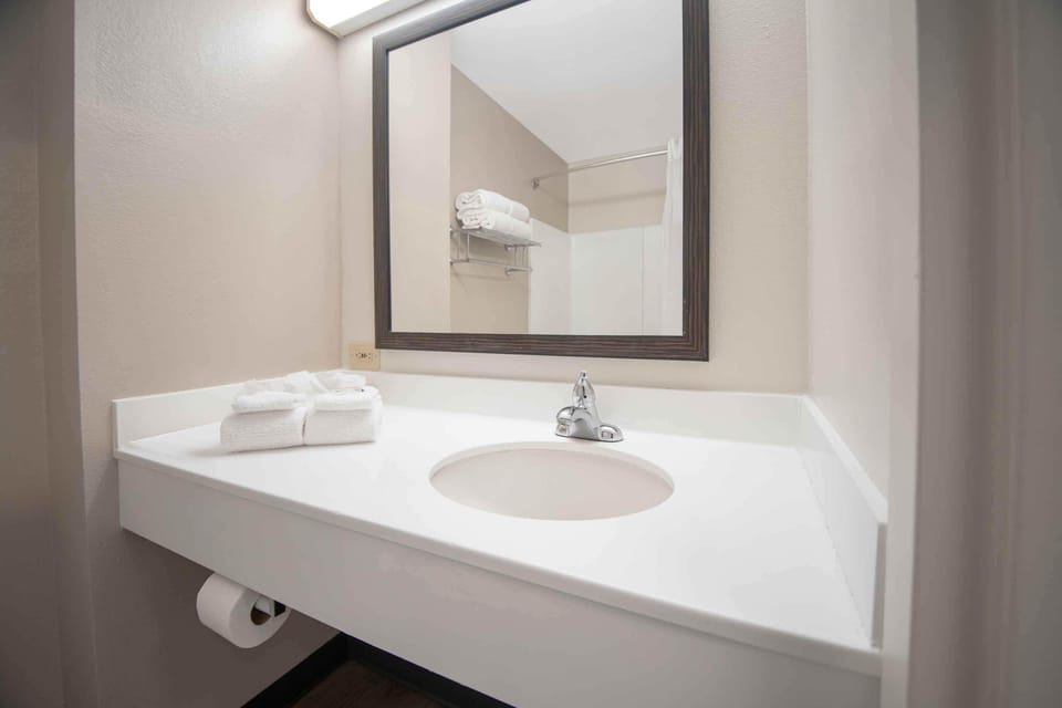 Combined shower/tub, free toiletries, hair dryer, towels