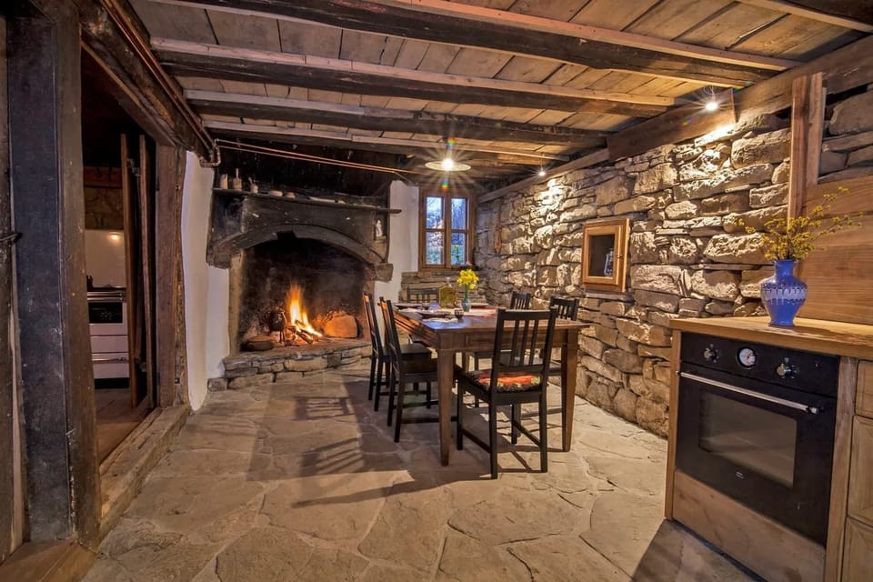 Panoramic House, 4 Bedrooms, Mountain View | Living area | Fireplace, computer