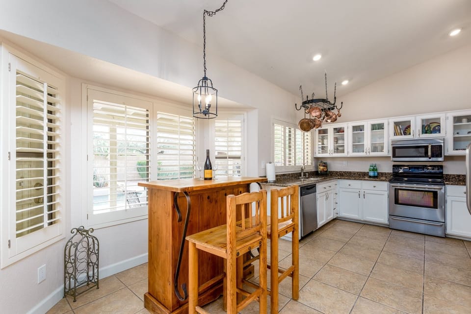 House, 4 Bedrooms | Private kitchen | Coffee/tea maker, fridge, microwave, oven