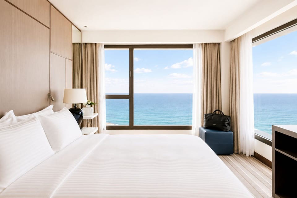 Royal Suite, 1 Bedroom | In-room safe, laptop workspace, blackout drapes, soundproofing