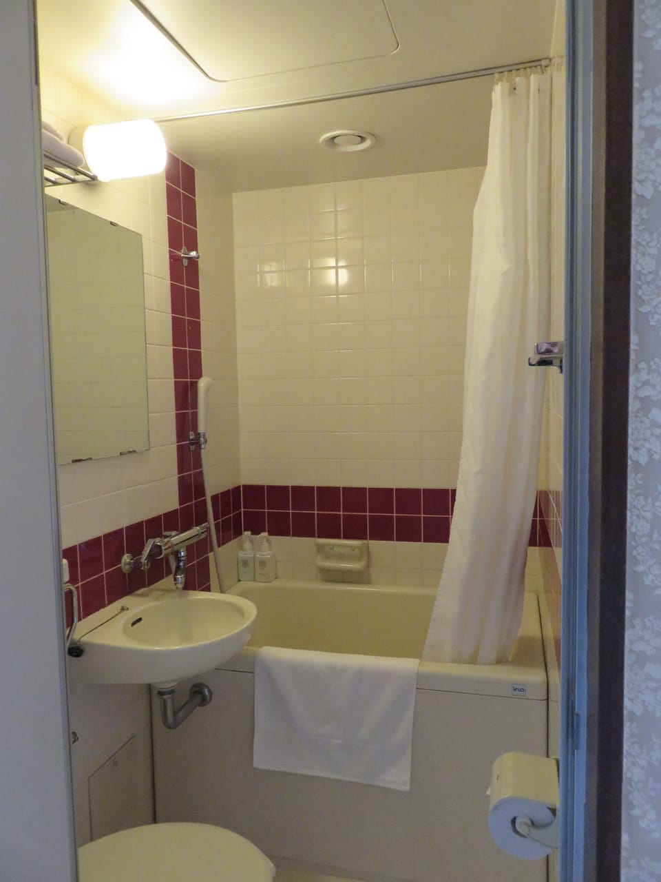 Basic Twin Room | Bathroom | Combined shower/tub, free toiletries, hair dryer, slippers