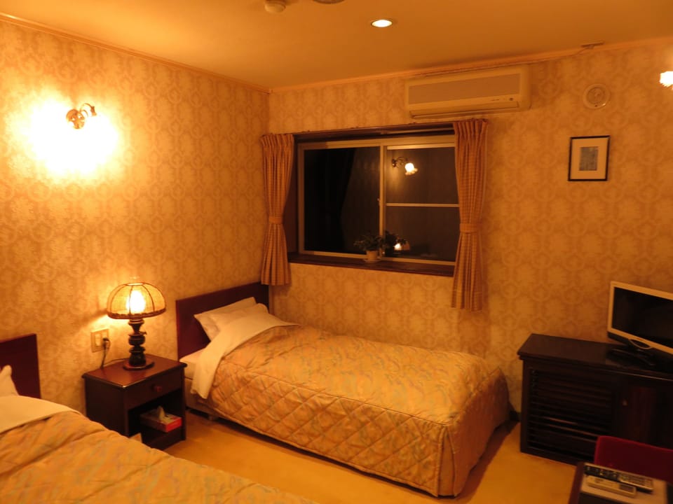 Basic Twin Room | Free WiFi, bed sheets