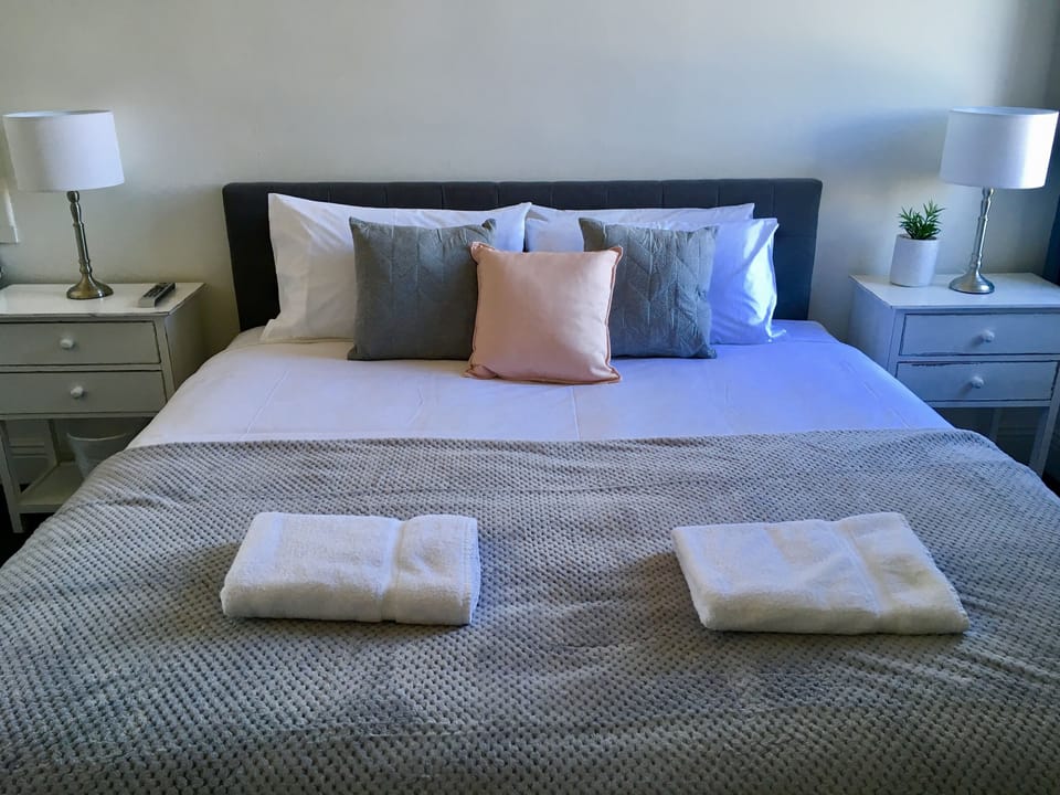 Basic Room, 1 King Bed | Iron/ironing board, free WiFi, bed sheets