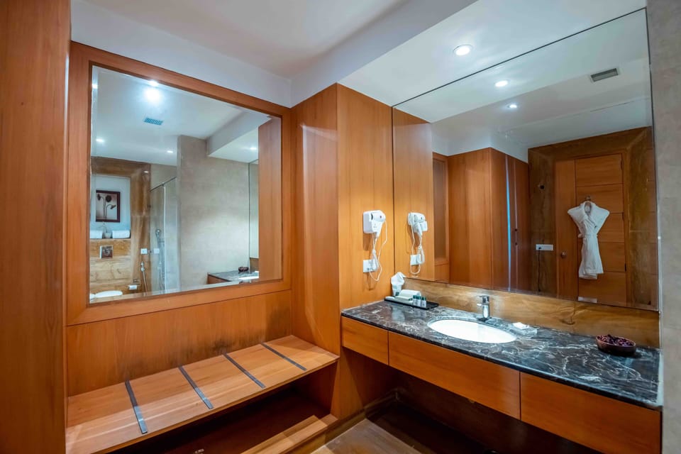 Honeymoon Suite | Bathroom | Shower, free toiletries, towels