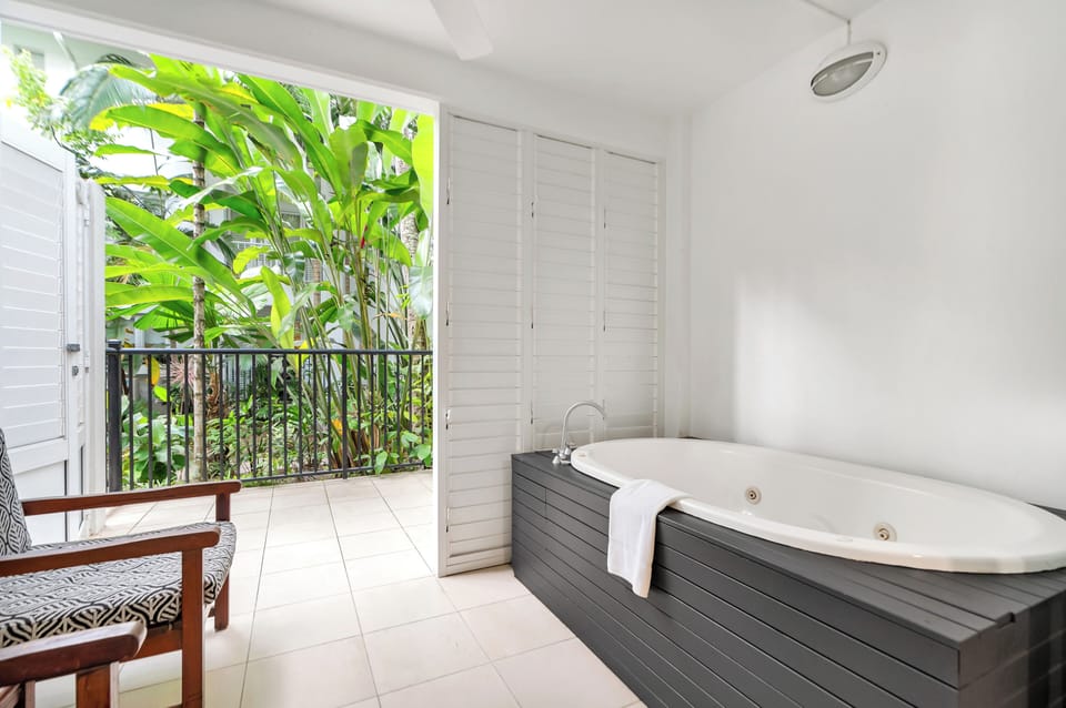 Elysium Private Accommodation at The Beach Club Hotel in Palm Cove