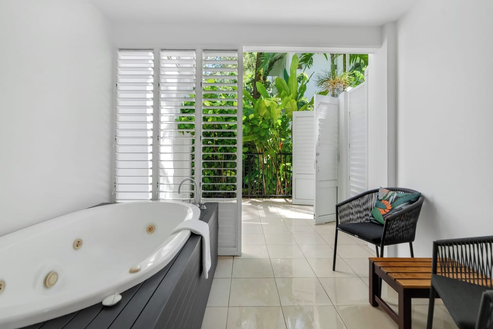 Elysium Private Accommodation at The Beach Club Hotel in Palm Cove