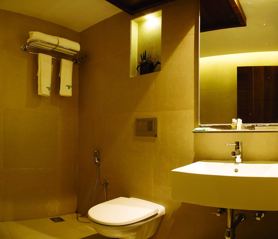 Shower, rainfall showerhead, free toiletries, towels