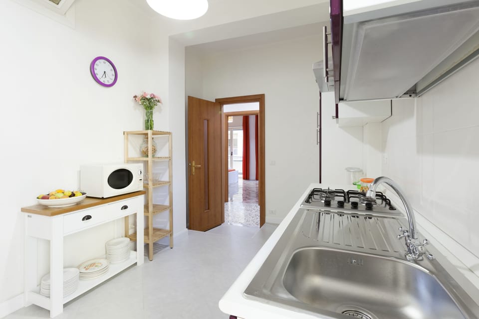 Coffee/tea maker, full-size fridge, microwave, oven