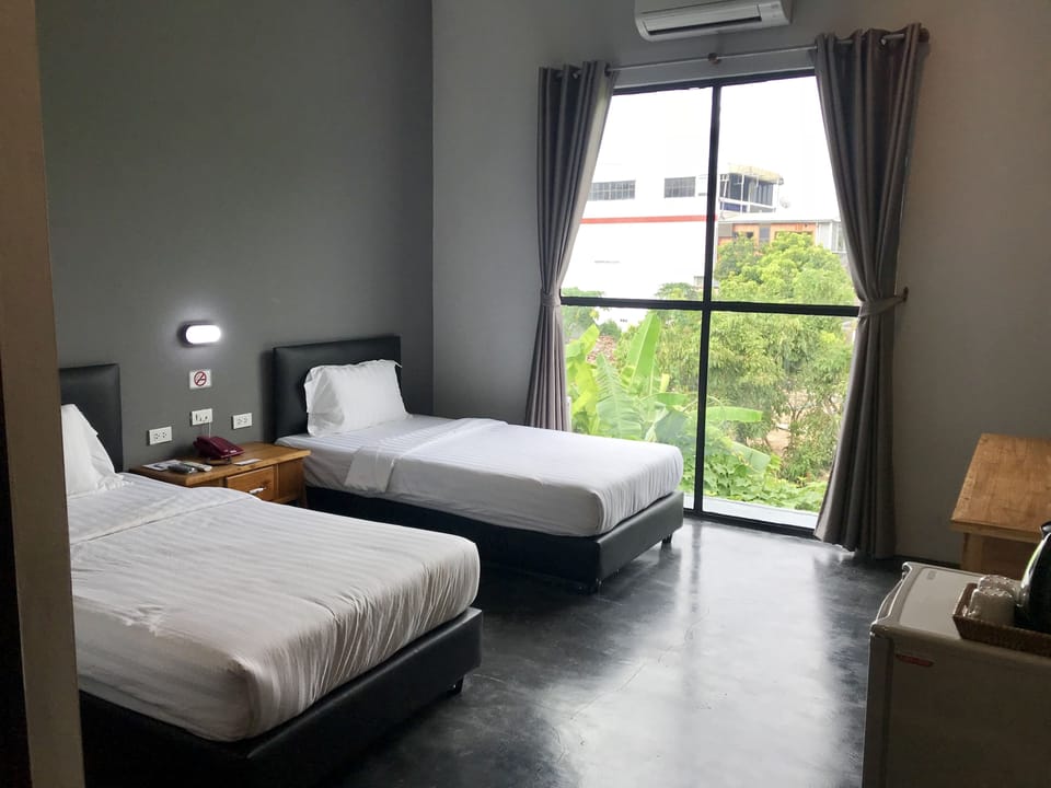 Deluxe Twin Room | Desk, blackout drapes, free WiFi