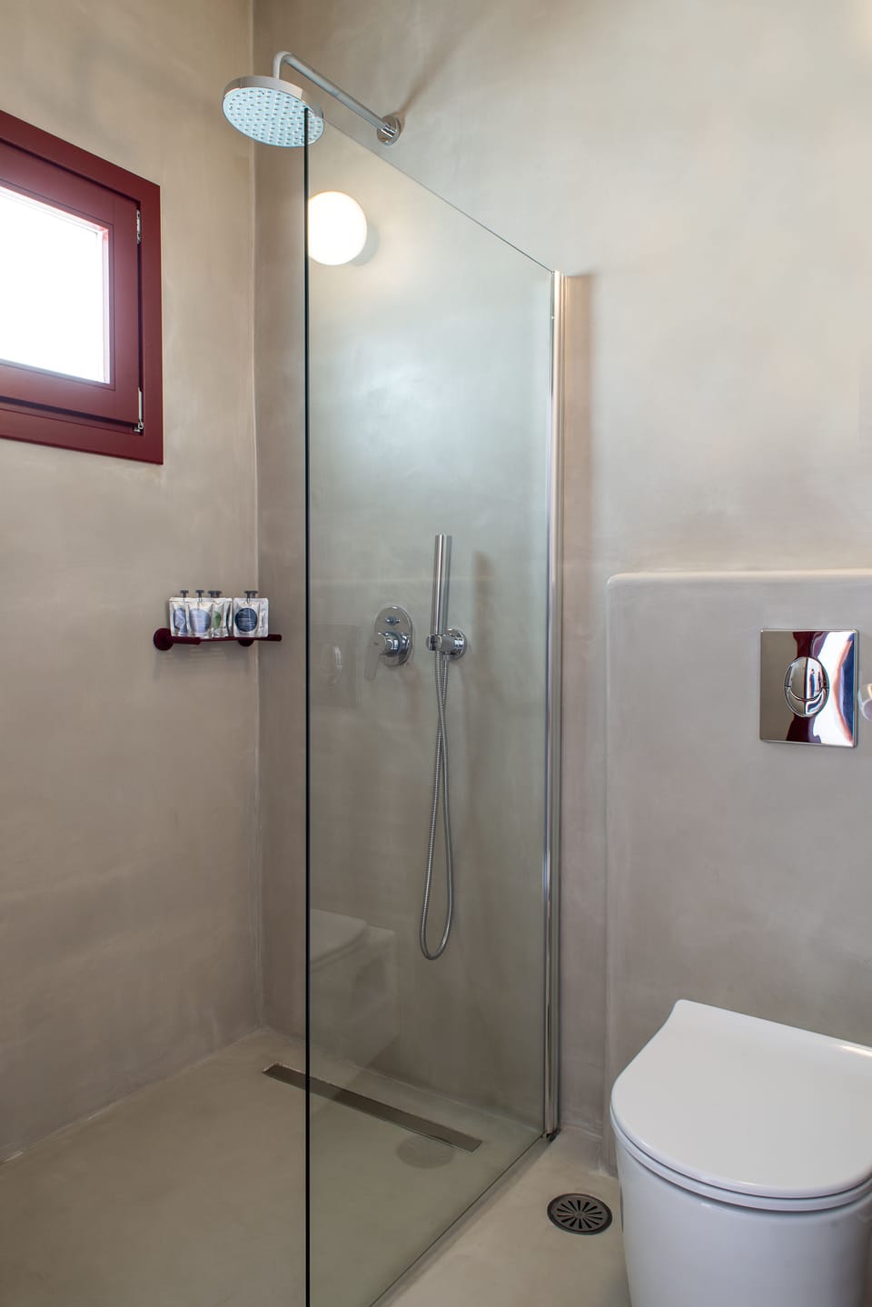 Combined shower/tub, rainfall showerhead, free toiletries, hair dryer