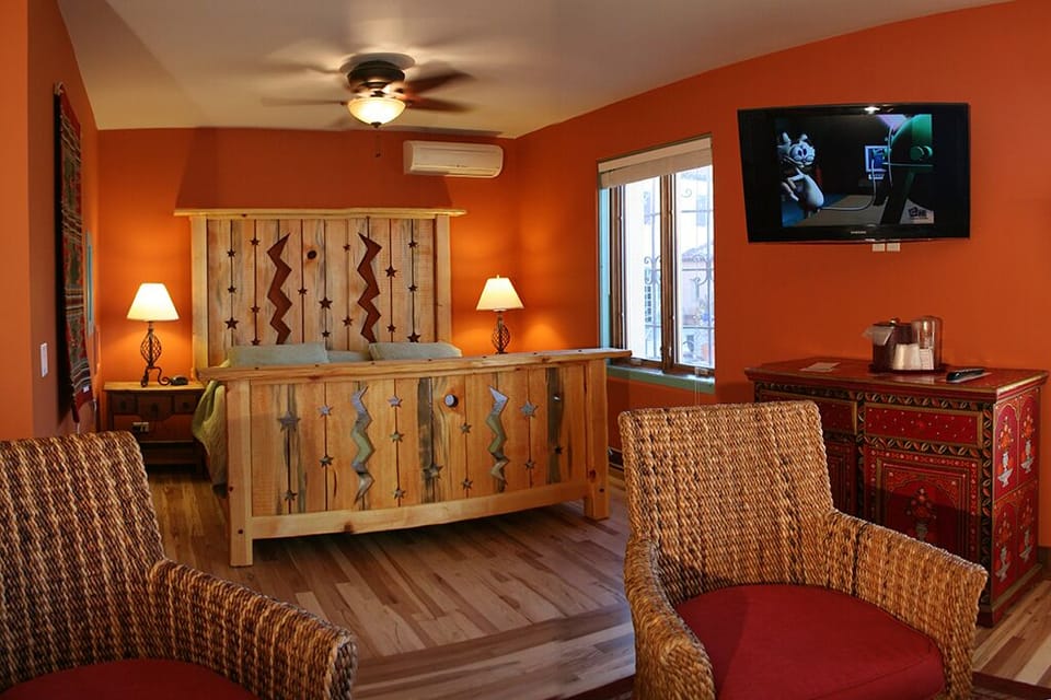 King Deluxe | Desk, iron/ironing board, cribs (surcharge), rollaway beds (surcharge)