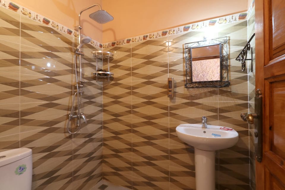 Suite, Balcony (Tamsoult) | Bathroom | Shower, free toiletries, hair dryer, towels