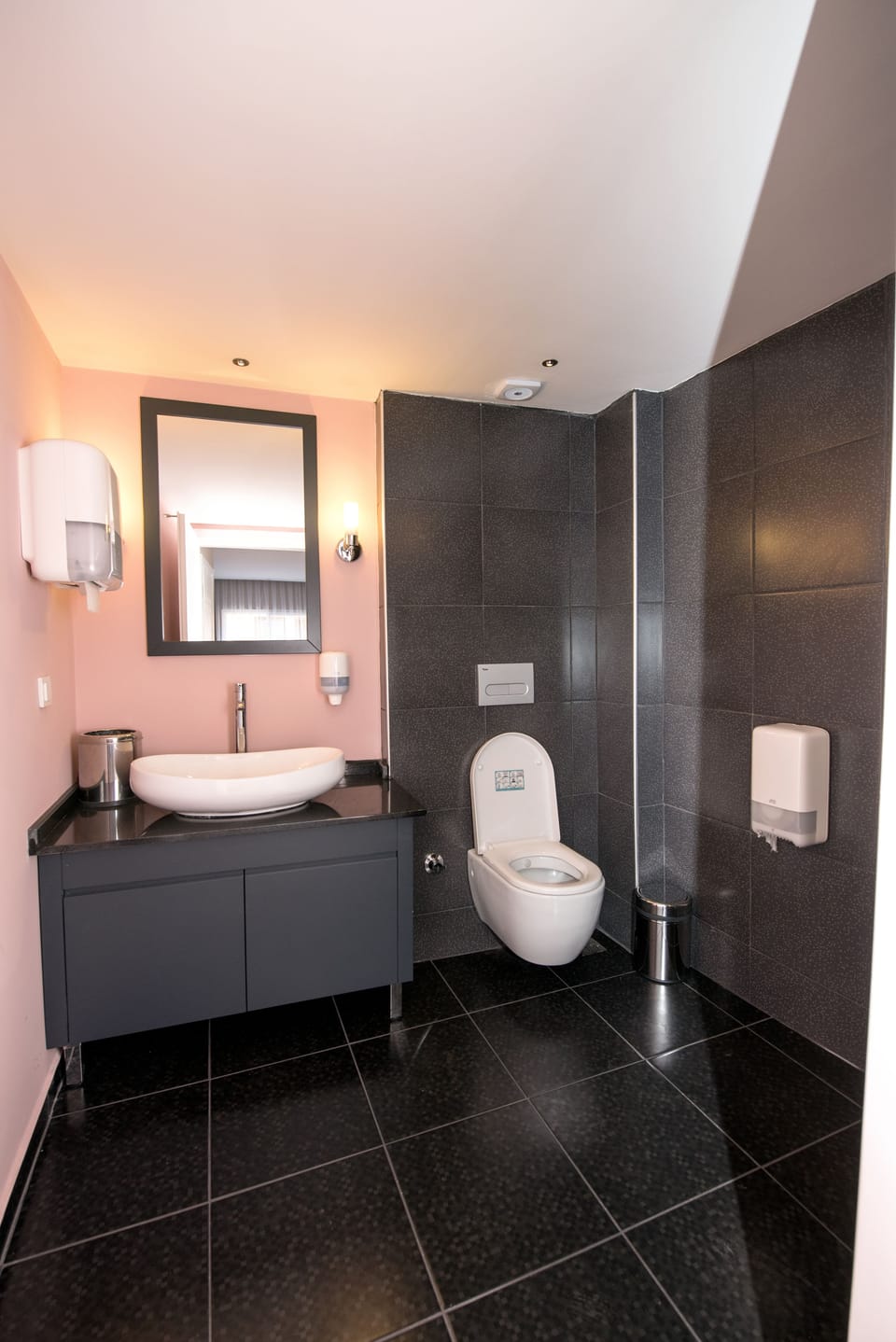 Suite | Bathroom | Shower, rainfall showerhead, free toiletries, hair dryer