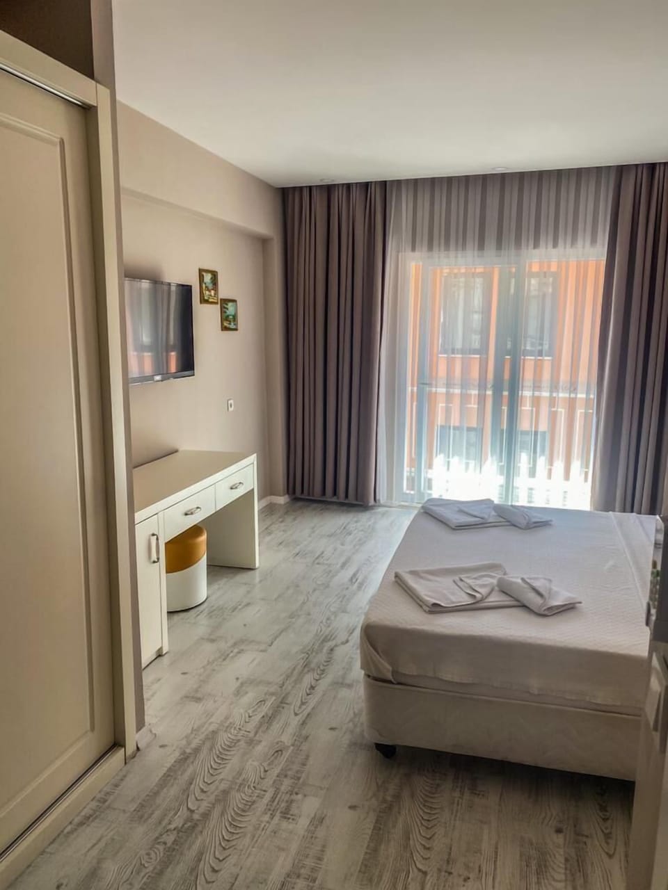 Suite | Premium bedding, soundproofing, free WiFi, bed sheets