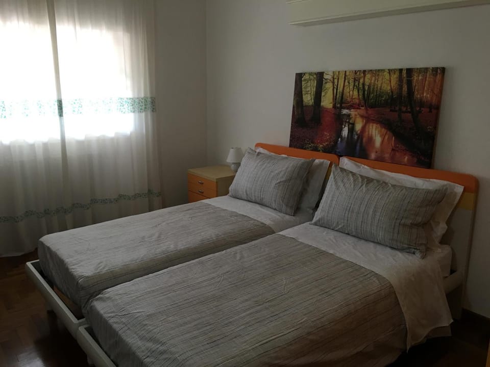 Desk, soundproofing, free WiFi