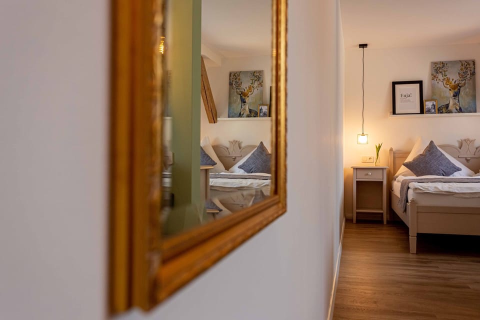 Suite | Living area | 43-inch flat-screen TV with satellite channels, TV