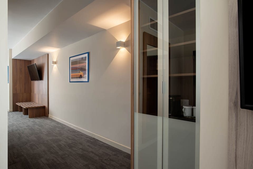 Junior Suite, 1 King Bed, City View | Premium bedding, minibar, in-room safe, desk