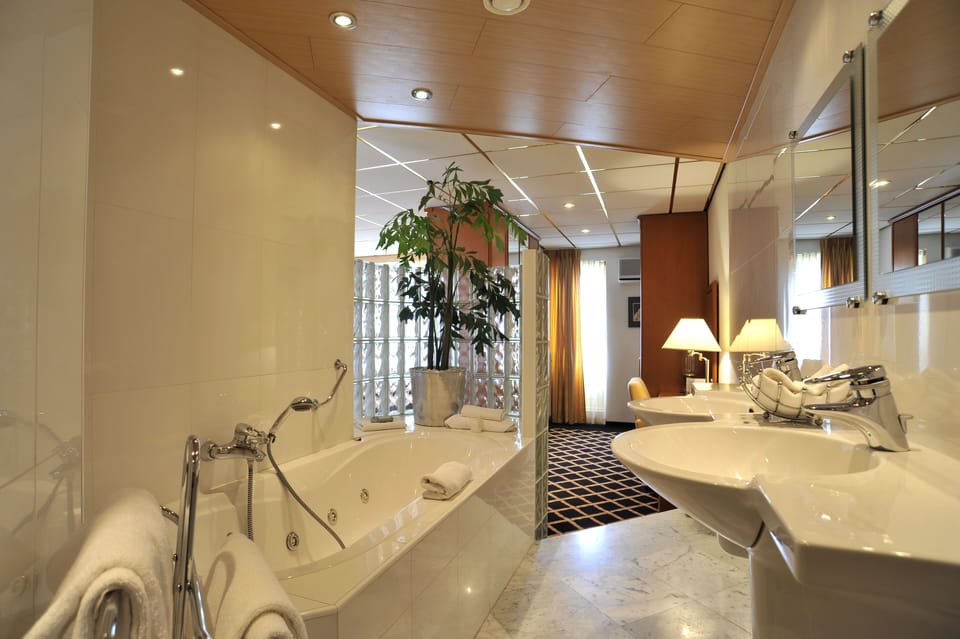 Superior Double Room | Bathroom | Combined shower/tub, free toiletries, hair dryer, towels