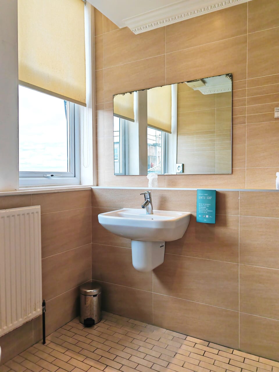 Combined shower/tub, hair dryer, towels