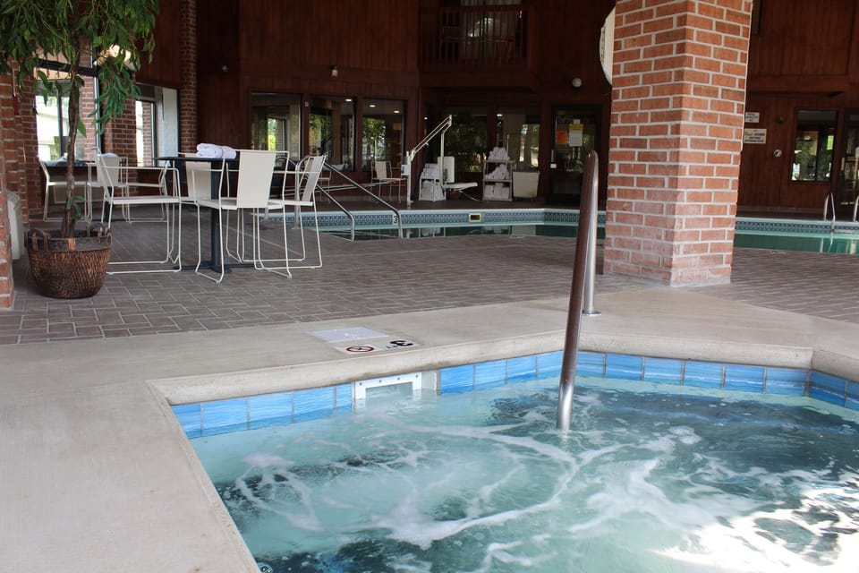 Indoor pool, sun loungers