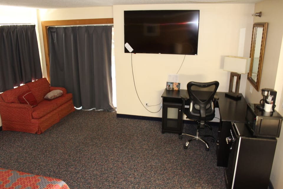 Honeymoon Suite, 1 King Bed with Sofa bed, Jetted Tub | Desk, laptop workspace, iron/ironing board, free WiFi