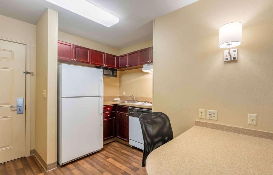 Full-size fridge, microwave, stovetop, dishwasher
