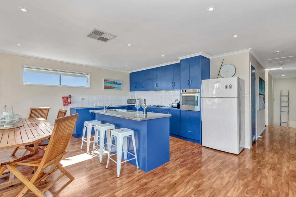 Full-size fridge, microwave, oven, stovetop
