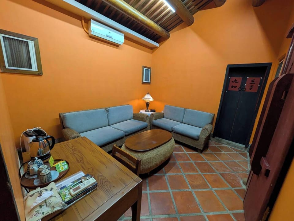 Luxury Double Room (VIP) | Living area