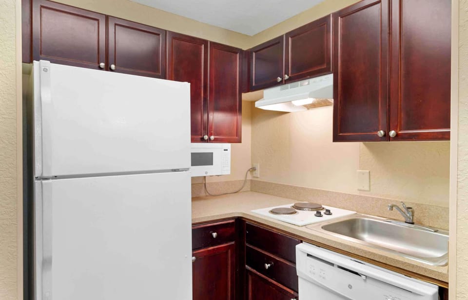 Deluxe Studio, 1 King Bed with Sofa bed, Non Smoking | Desk, laptop workspace, iron/ironing board, free WiFi