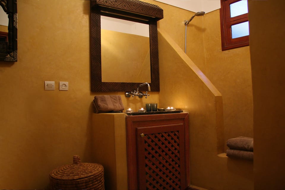 Superior Double Room (Canelle) | Bathroom | Shower, free toiletries, hair dryer, towels