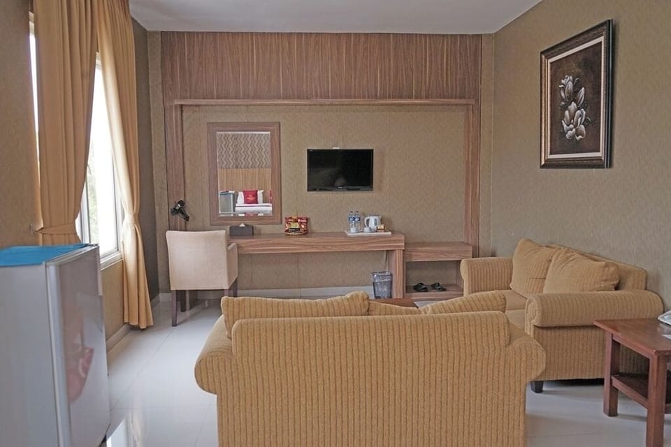 Junior Suite | Living area | 32-inch LED TV with satellite channels, TV