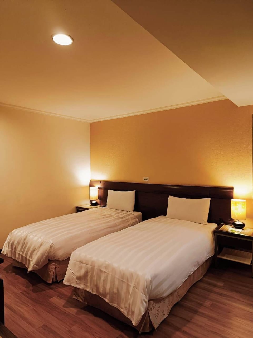 Premium bedding, desk, blackout drapes, free WiFi