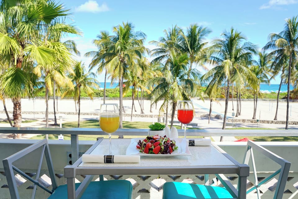 Oceanfront Balcony King | Restaurant | Breakfast, lunch, dinner served; American cuisine, garden views 
