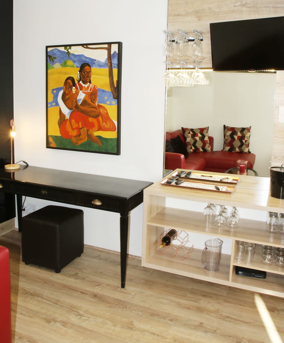 205 New Cumberland | Living area | Flat-screen TV